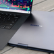 El Galaxy Book Pro de 15 pulgadas es mucho más delgado que el Dell XPS 15.